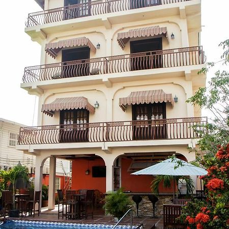 Windjammer International Cuisine & Comfort Inn جورج تاون المظهر الخارجي الصورة