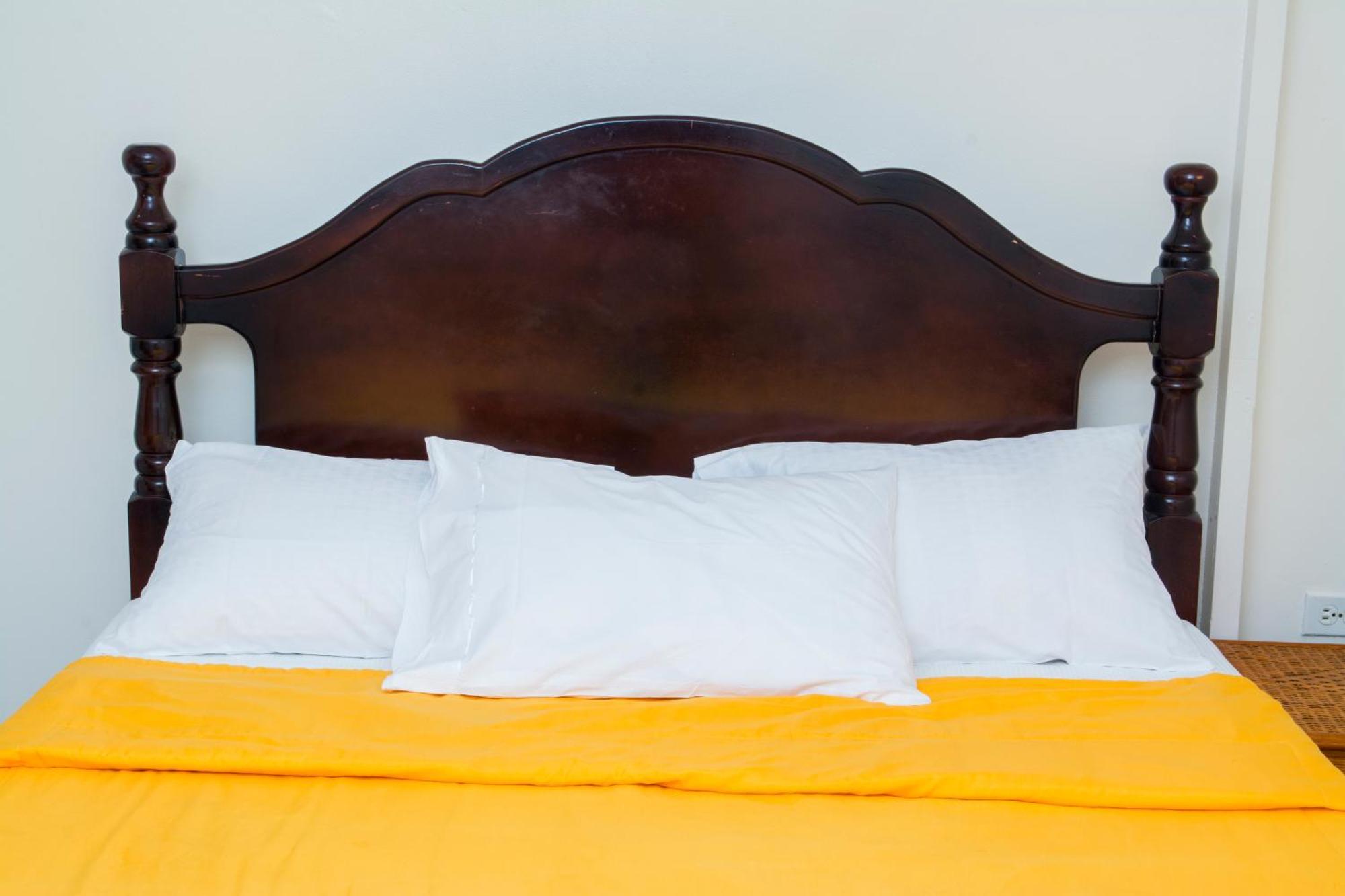 Windjammer International Cuisine & Comfort Inn جورج تاون الغرفة الصورة