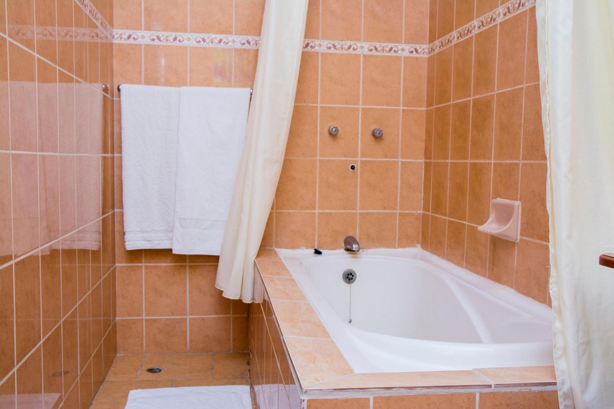 Windjammer International Cuisine & Comfort Inn جورج تاون الغرفة الصورة