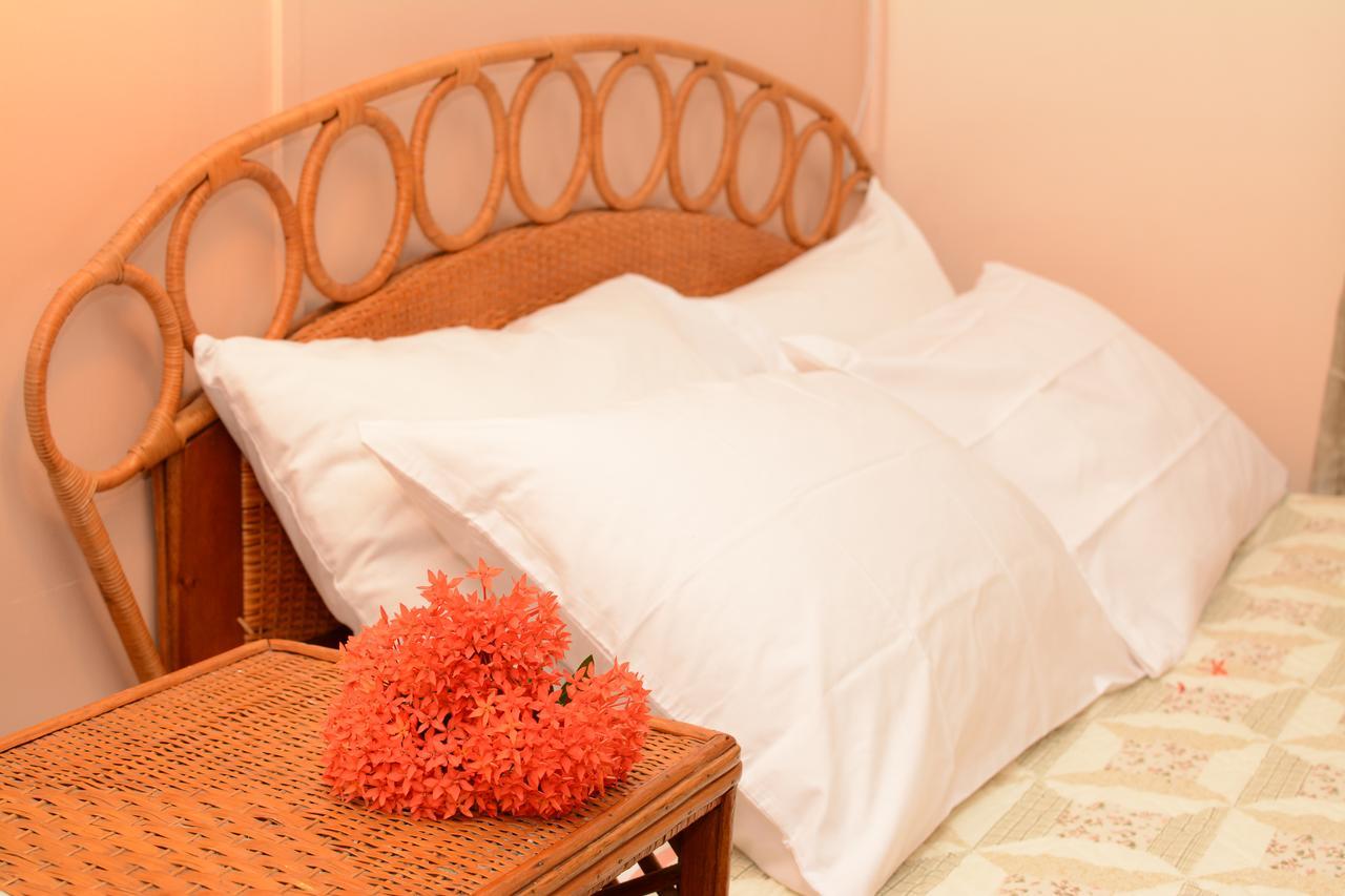 Windjammer International Cuisine & Comfort Inn جورج تاون المظهر الخارجي الصورة