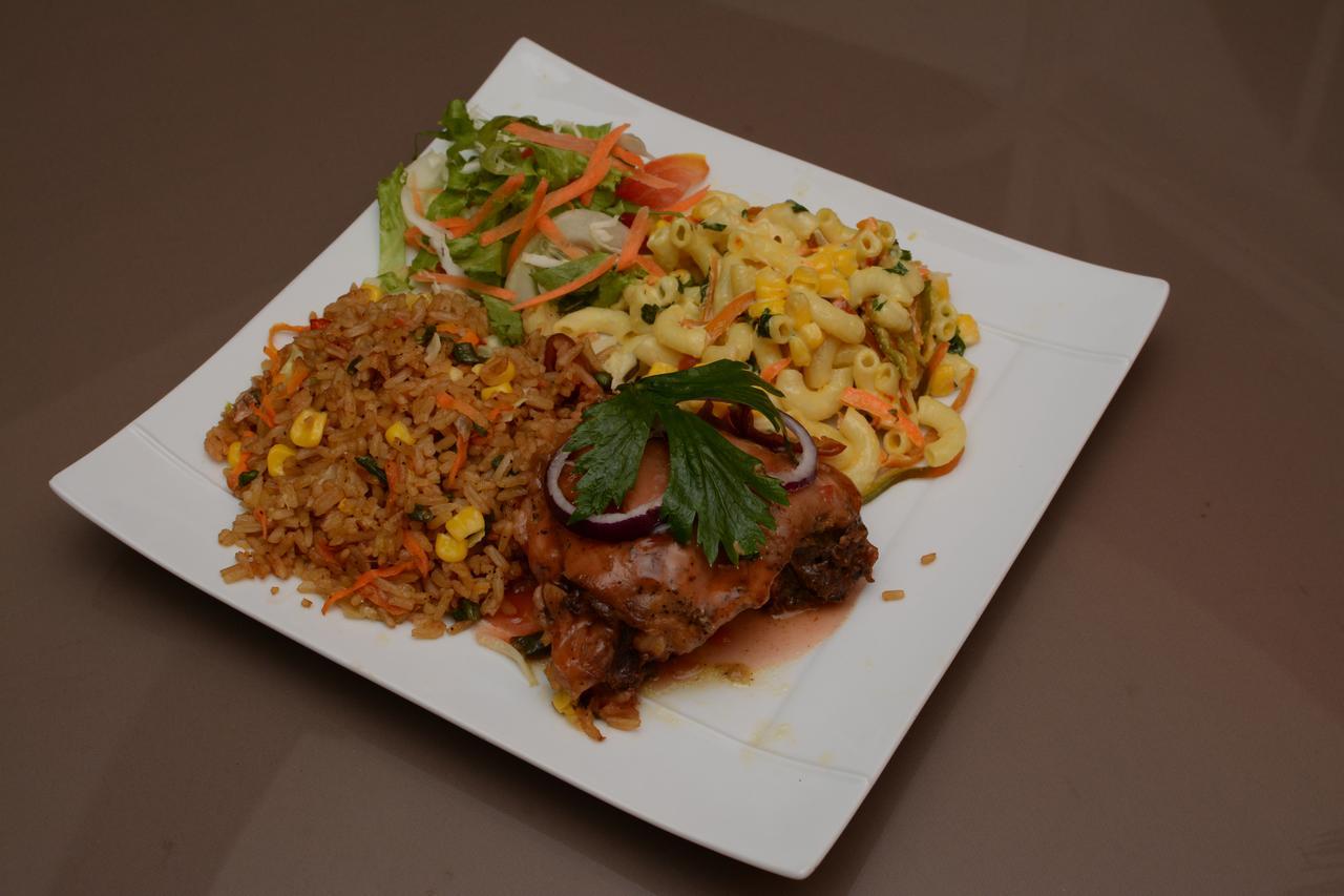 Windjammer International Cuisine & Comfort Inn جورج تاون المظهر الخارجي الصورة