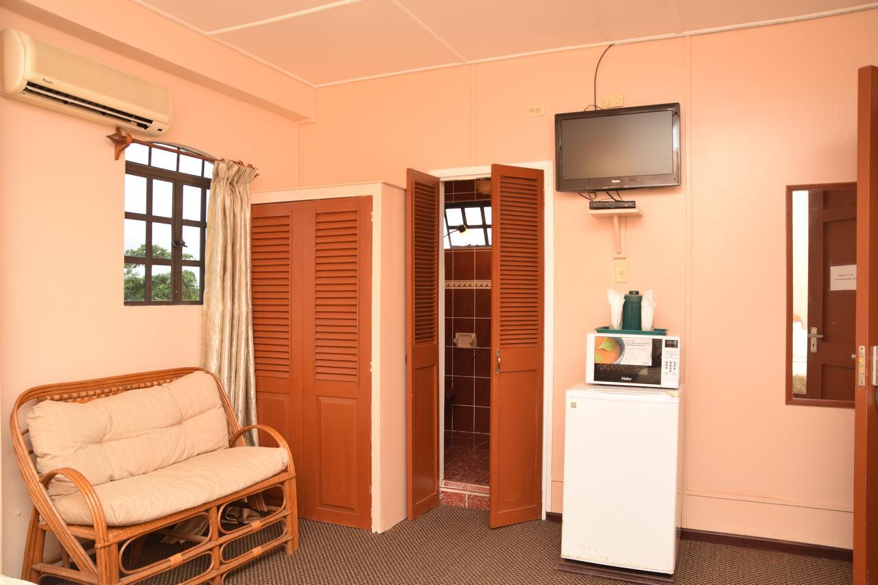 Windjammer International Cuisine & Comfort Inn جورج تاون المظهر الخارجي الصورة