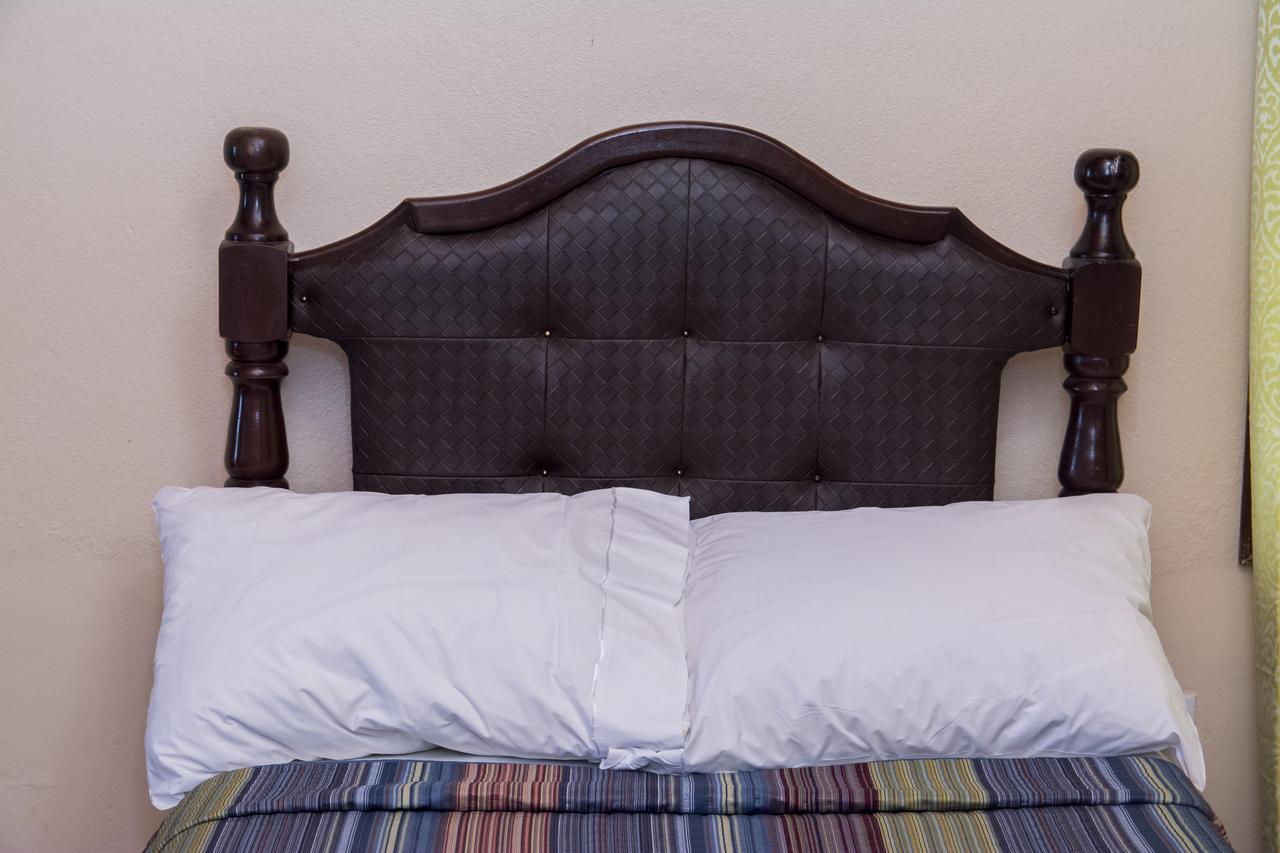 Windjammer International Cuisine & Comfort Inn جورج تاون المظهر الخارجي الصورة
