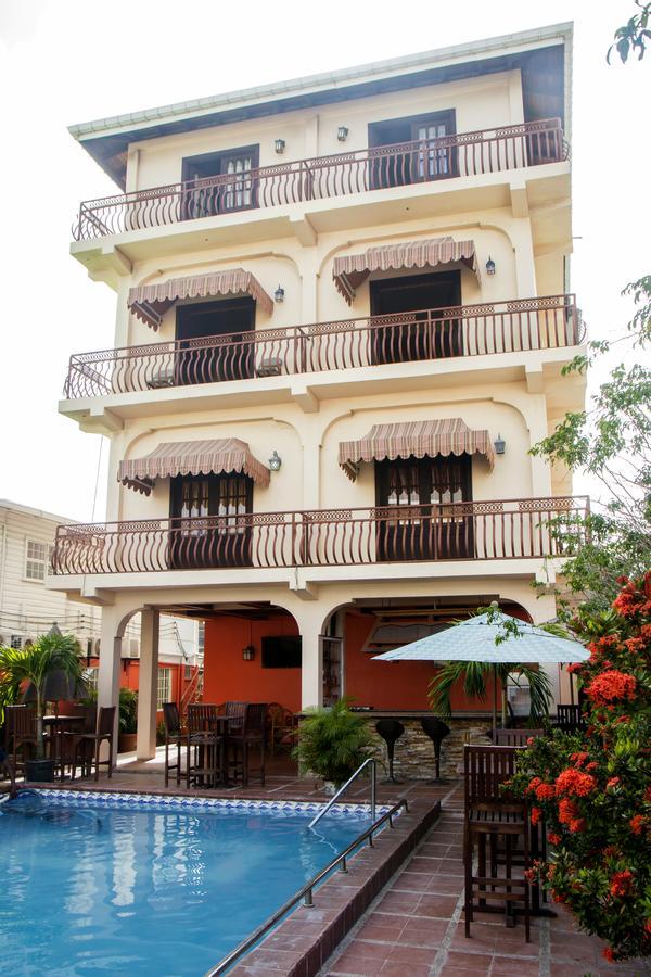 Windjammer International Cuisine & Comfort Inn جورج تاون المظهر الخارجي الصورة