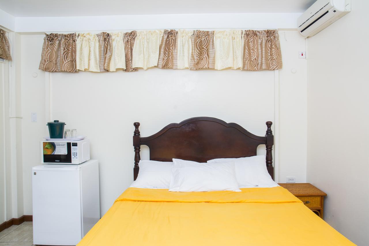 Windjammer International Cuisine & Comfort Inn جورج تاون المظهر الخارجي الصورة