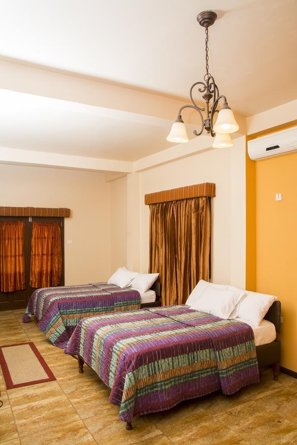Windjammer International Cuisine & Comfort Inn جورج تاون المظهر الخارجي الصورة