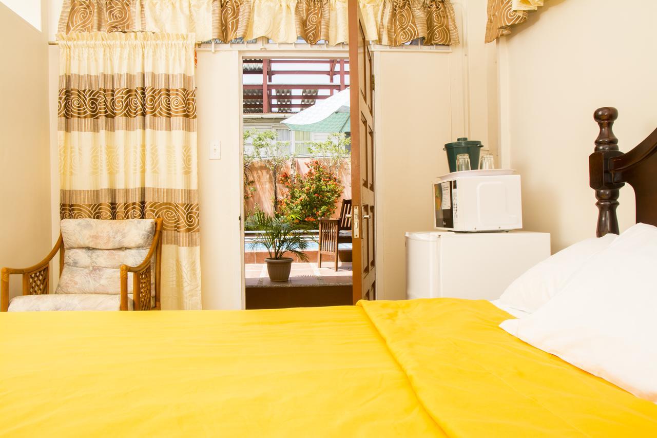 Windjammer International Cuisine & Comfort Inn جورج تاون المظهر الخارجي الصورة