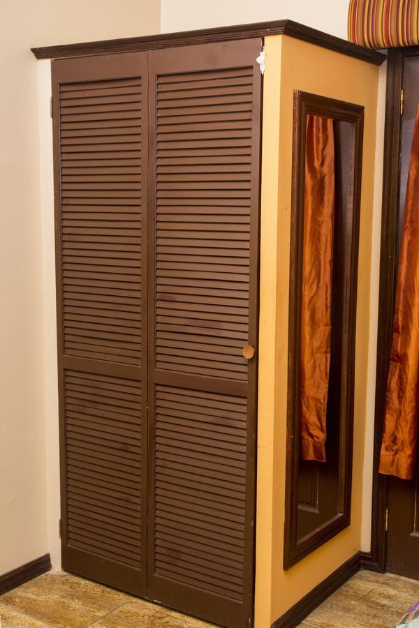 Windjammer International Cuisine & Comfort Inn جورج تاون المظهر الخارجي الصورة