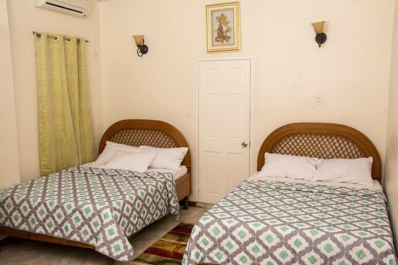 Windjammer International Cuisine & Comfort Inn جورج تاون المظهر الخارجي الصورة