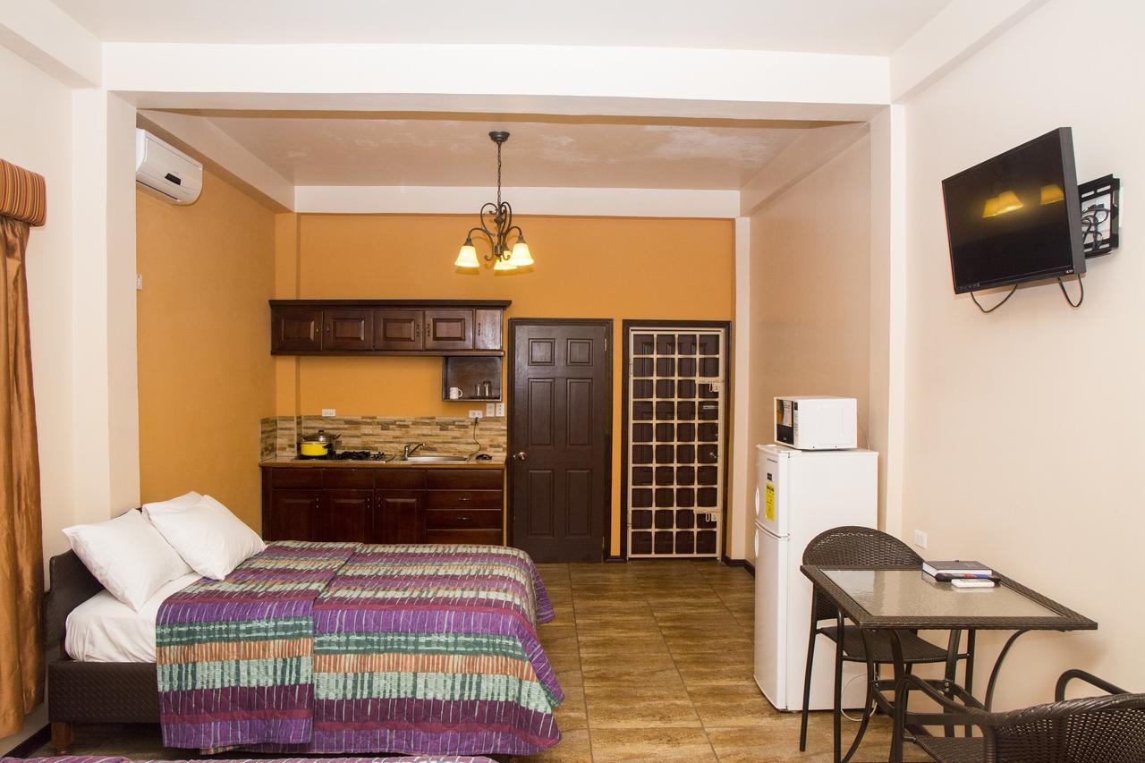 Windjammer International Cuisine & Comfort Inn جورج تاون المظهر الخارجي الصورة