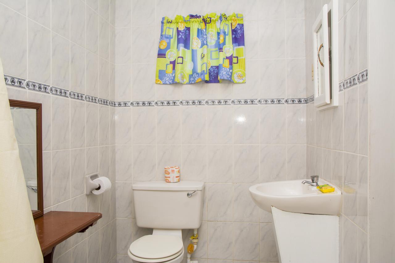 Windjammer International Cuisine & Comfort Inn جورج تاون الغرفة الصورة
