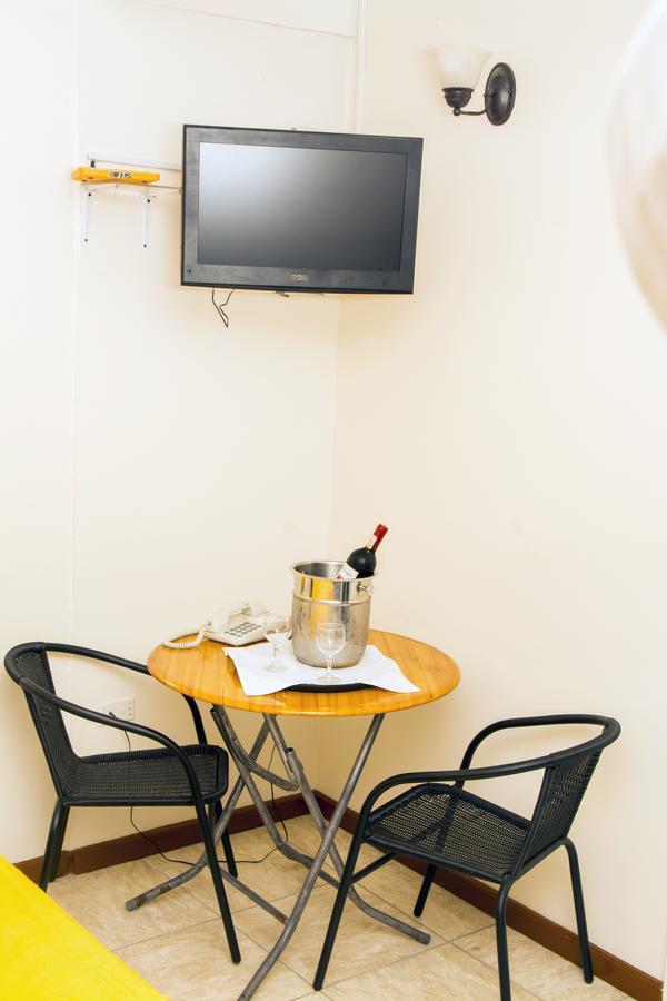 Windjammer International Cuisine & Comfort Inn جورج تاون الغرفة الصورة