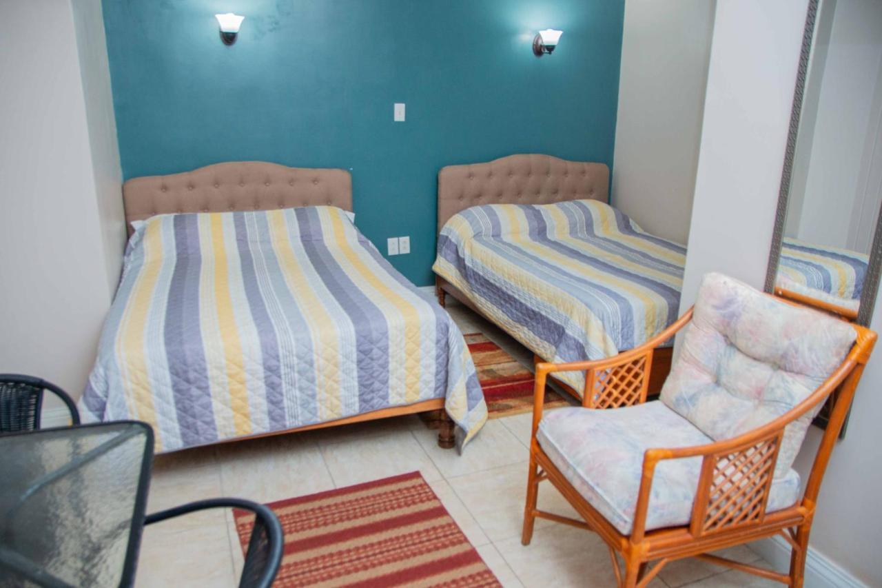 Windjammer International Cuisine & Comfort Inn جورج تاون المظهر الخارجي الصورة
