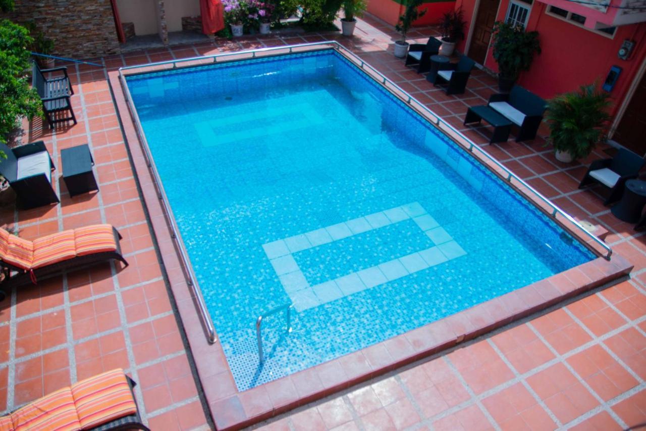 Windjammer International Cuisine & Comfort Inn جورج تاون المظهر الخارجي الصورة